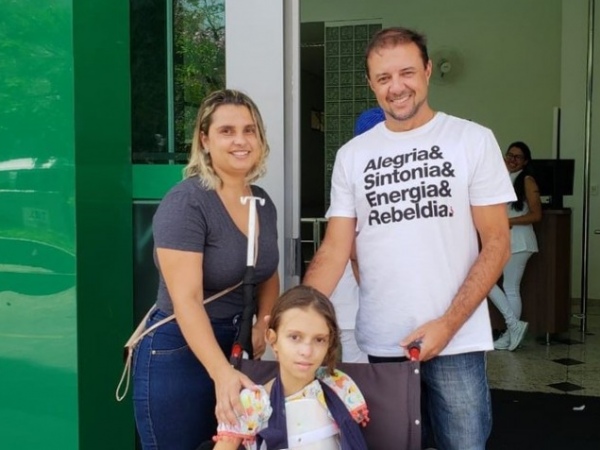 Menina que caiu do 9º andar deixa hospital após 18 dias