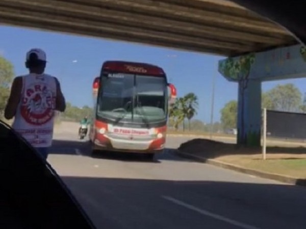 Torcedores do CRB arremessam ovos em ônibus que transportava time, veja vídeo