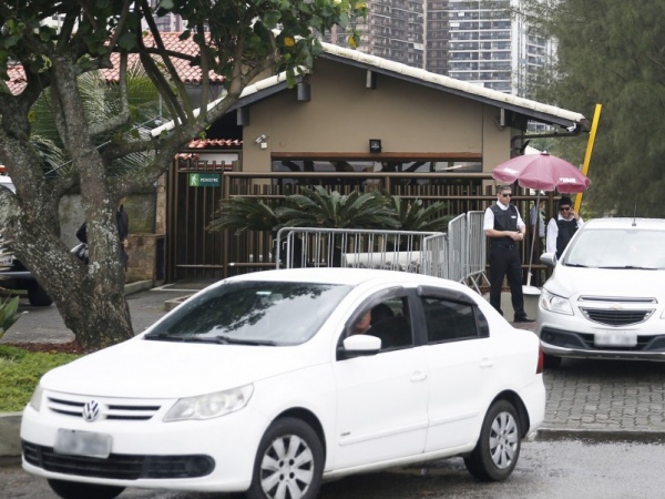 Porteiro que citou ‘Seu Jair’ não é o mesmo do áudio divulgado por Carlos