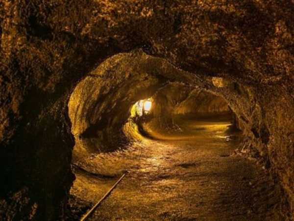 Homem morre ao cair em túnel de lava de vulcão no Havaí