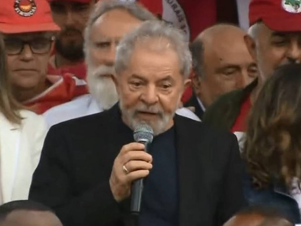 Lula ataca PF e chama Bolsonaro de mentiroso durante discurso em Curitiba
