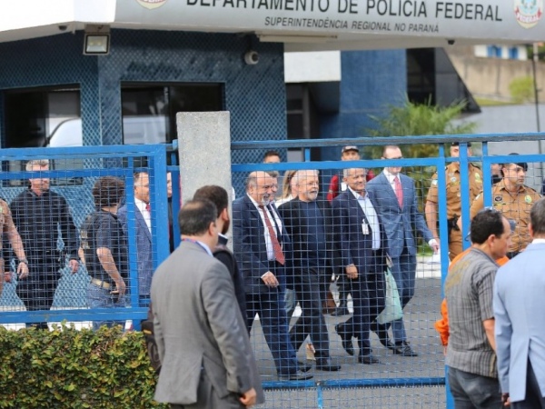 Ex-presidente Lula é solto após 580 dias preso na Polícia Federal em Curitiba
