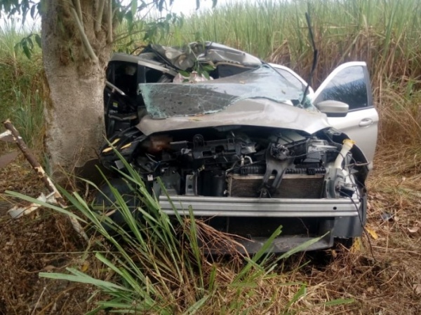 Carro colide em árvore em Boca da Mata e enfermeira morre na hora