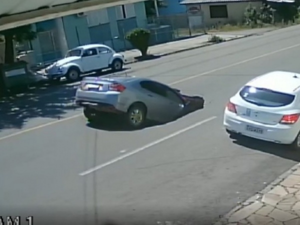 Carro cai em cratera após asfalto ceder no Rio Grande do Sul