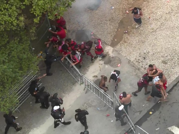 Desfile do Flamengo para comemorar o título da Libertadores termina em confusão