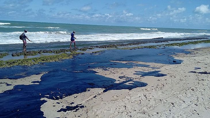 Reparação por vazamento de óleo será de bilhões, diz chefe do Ibama