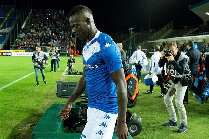 Após sofrer racismo, Balotelli ameaça deixar jogo, volta e faz golaço