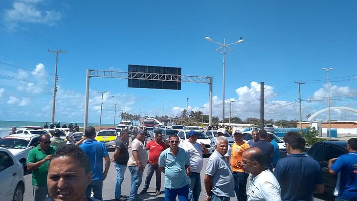 Taxistas do interior protestam contra apreensões de veículos em Maceió