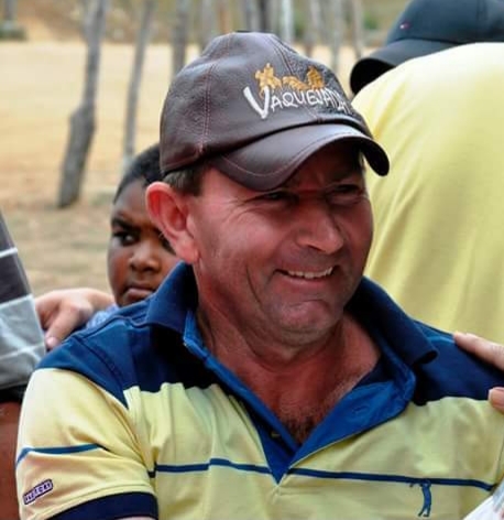 Pai morre e filha fica ferida em acidente entre moto e carro provocado por farol alto