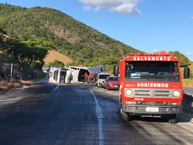 Carreta com carga de azeite tomba em trecho da BR-101, em Flexeiras