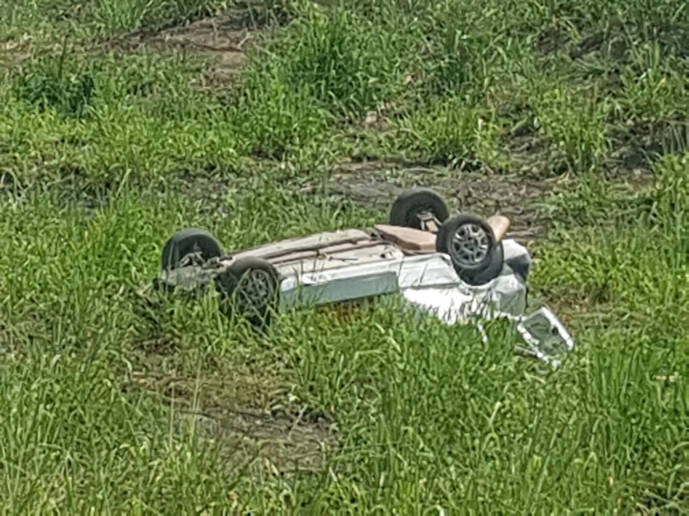 Carro do IBGE capota em Cajueiro, AL, e funcionários ficam feridos