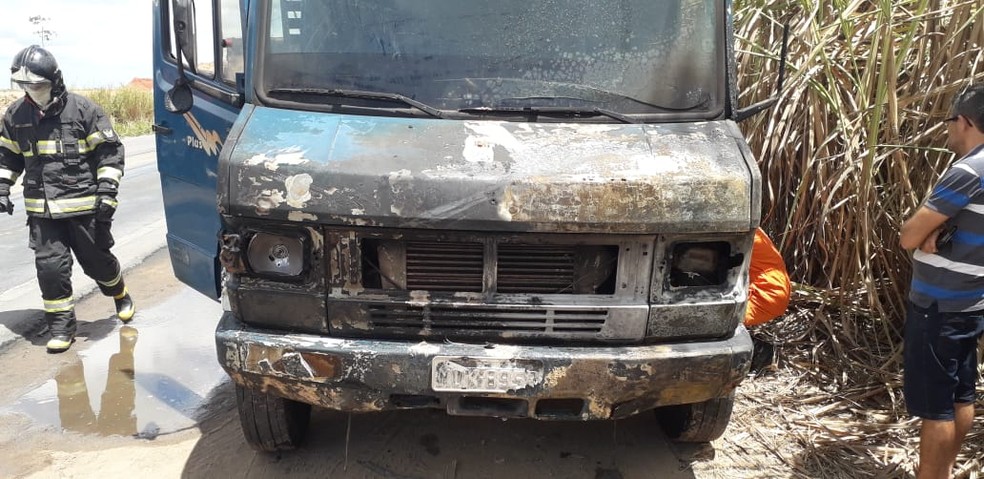 Caminhão e moto colidem frontalmente e pegam fogo na BR-101, em AL