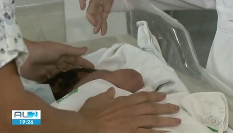 Justiça autoriza e bebê encontrado no lixo deixa hospital e é levado para um abrigo