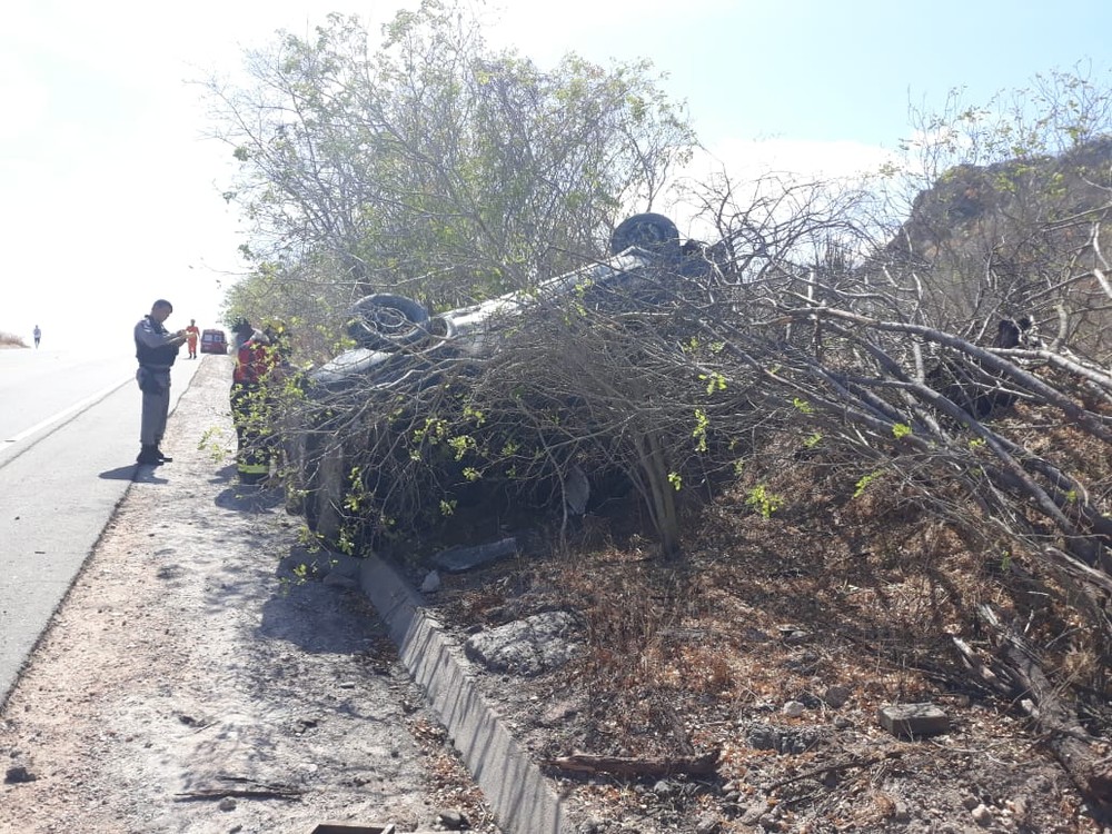 Duas pessoas ficam feridas após veículo capotar na AL-220, em Delmiro Gouveia
