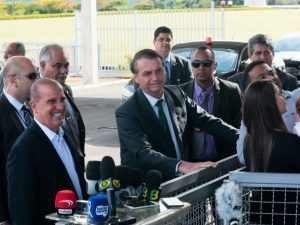 Bolsonaro ataca repórter: ‘Cara de homossexual terrível’