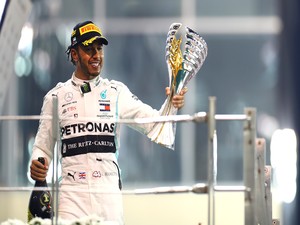 Hamilton vence e fica a 7 vitórias da marca de Schumacher