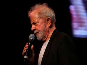 Em reunião com petistas, Lula critica Maia e imprensa