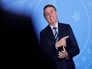 Bolsonaro remove lesões da face e da orelha, diz Planalto