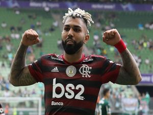 Campeão Flamengo vence Palmeiras em dia de recordes