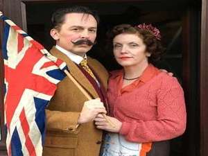 Casal se recusa a viver no presente e prefere ficar nos anos 1940