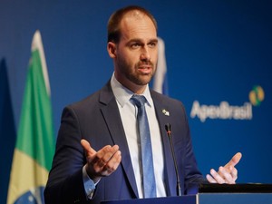 Eduardo Bolsonaro retoma liderança do PSL na Câmara