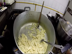 Por atrasos salariais, cozinheiros fazem greve no Cruzeiro