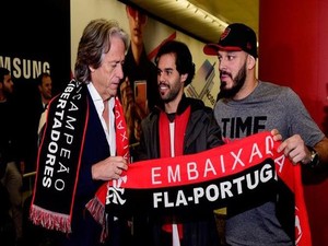Jesus chega a Portugal e confirma que segue no Flamengo