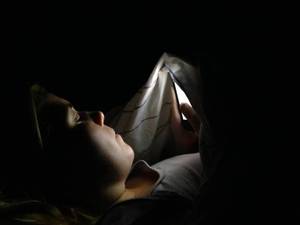 Por que você não deve usar o celular no ‘modo noturno’