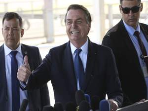 Após queda, Bolsonaro cita trecho bíblico sobre ter apoio para se levantar
