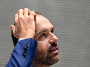 PSL suspende Eduardo Bolsonaro e pune outros 17 deputados