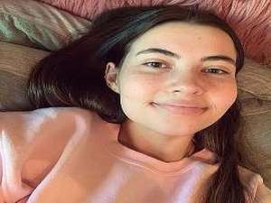 Jovem tem alergia a água e não pode tomar banho, chorar ou suar