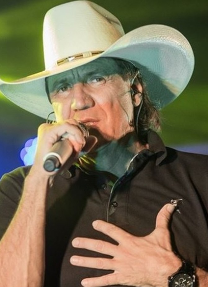 Cantor Juliano Cezar morre após sofrer infarto durante show