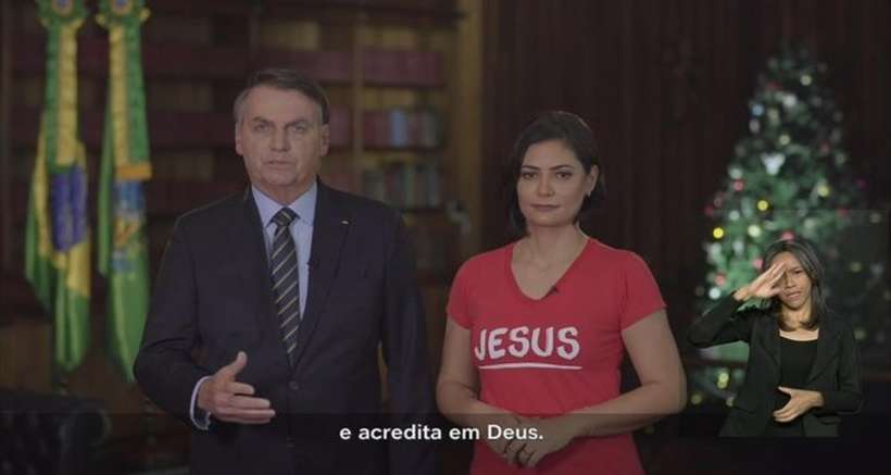 Ao lado de Michelle, Bolsonaro faz pronunciamento de Natal