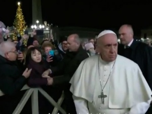 Papa pede desculpas por ter perdido a paciência com fiel
