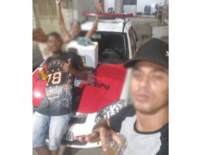 Polícia localiza homens que subiram em viatura para tirar selfie em Porto Calvo