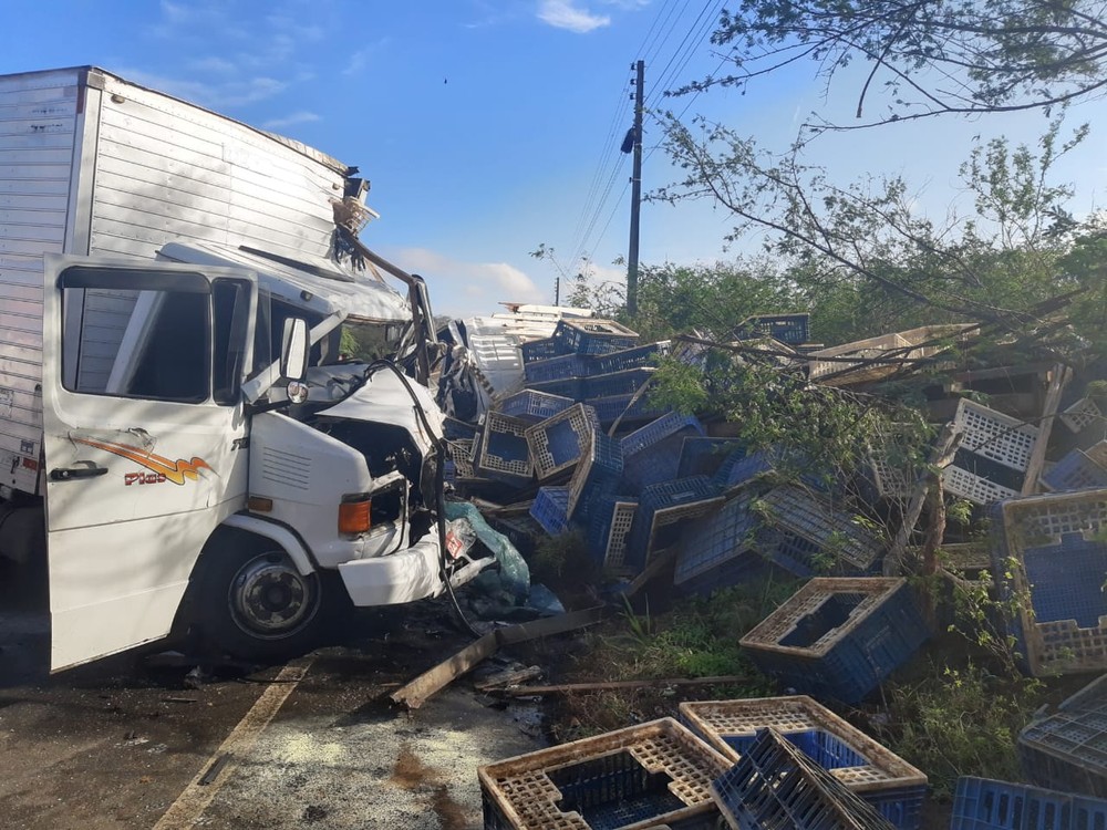 Colisão frontal entre caminhões deixa feridos na AL-115, em Igaci