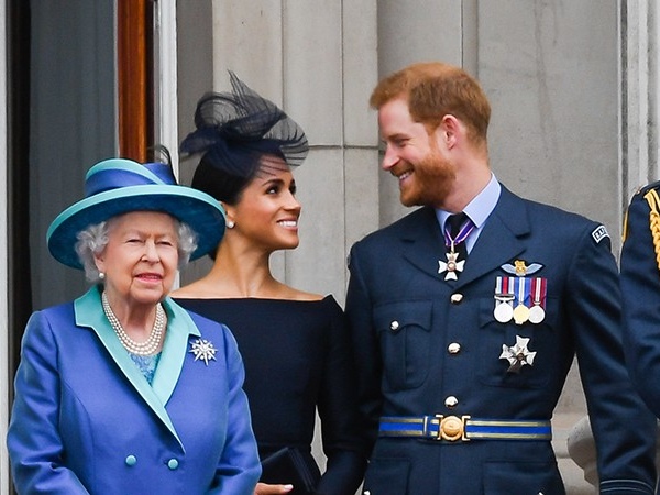 Rainha Elizabeth diz que ainda avalia renúncia de príncipe Harry e Meghan Markle