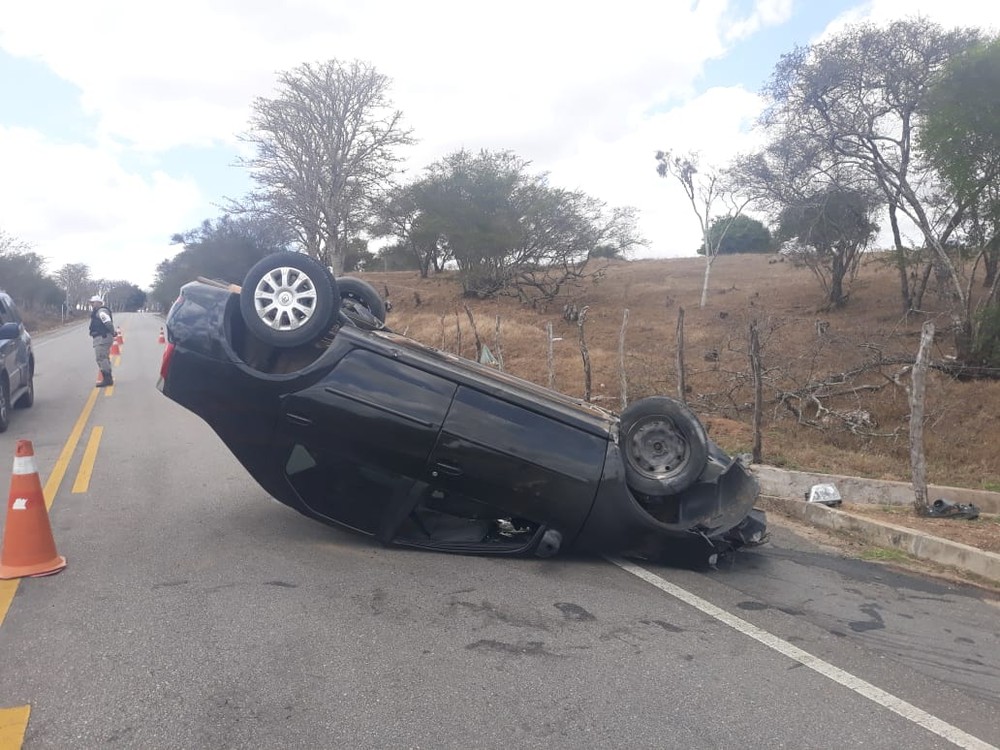 Motorista perde controle de carro e capota na AL-210 em Palmeira dos Índios