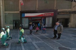 Corpo é encontrado carbonizado em agência bancária no centro de SP