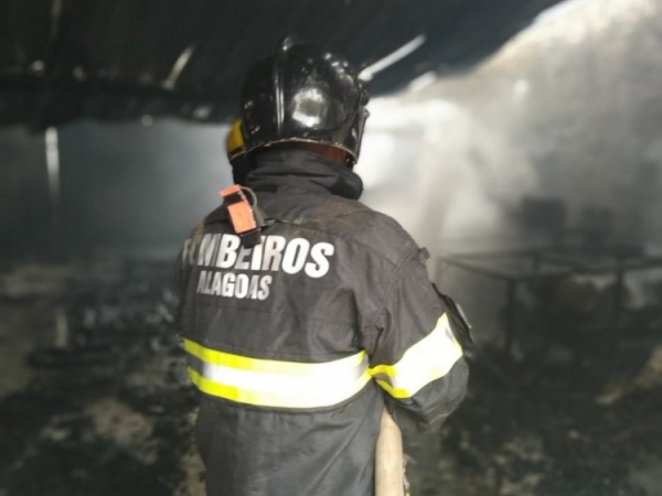Incêndio de grandes proporções atinge fábrica de tecidos em Limoeiro de Anadia