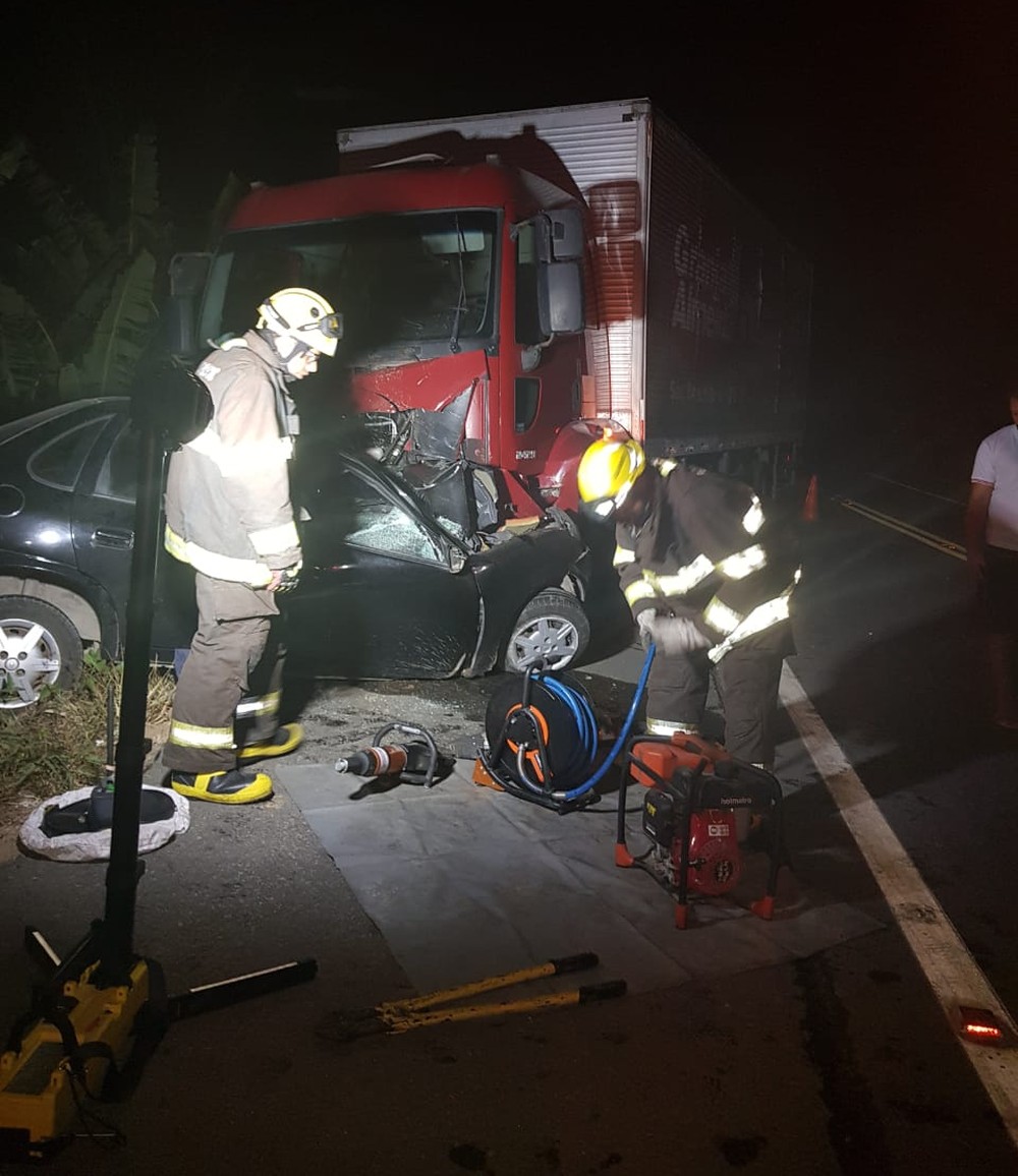 Homem morre em acidente entre carro e caminhão na BR-104, em Branquinha, AL