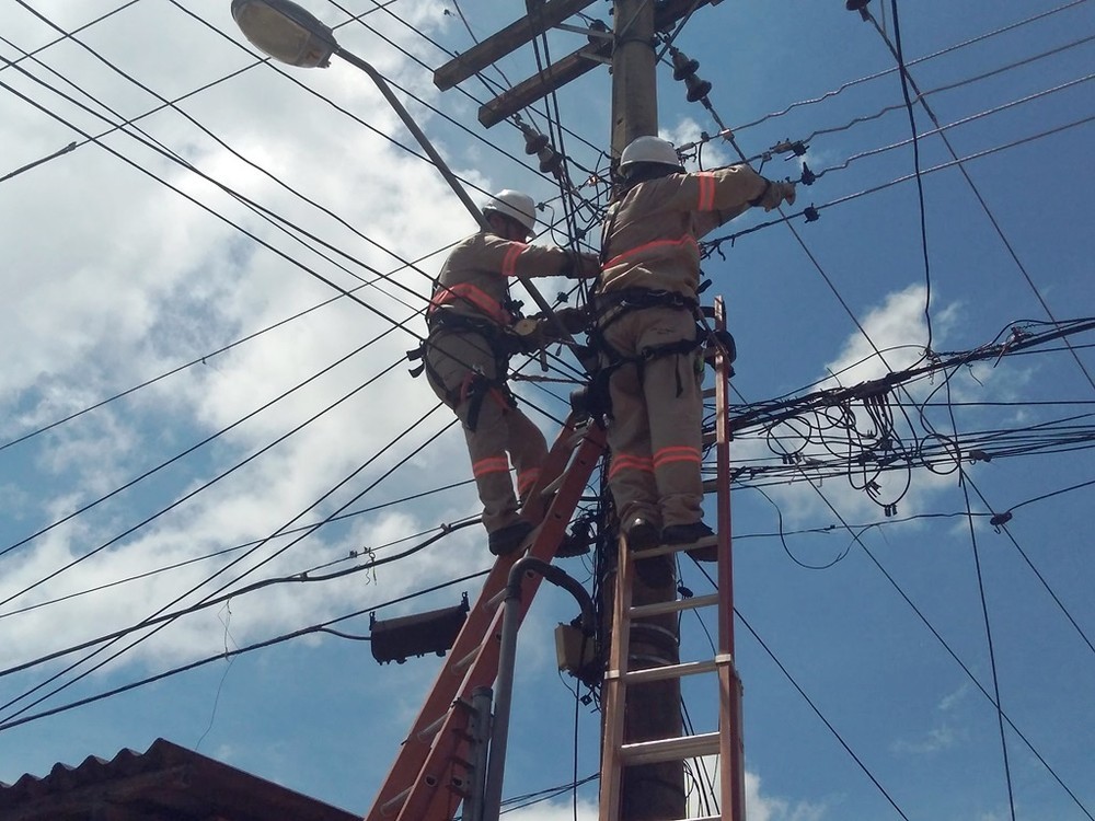 Lei proíbe corte de energia, água e demais serviços públicos em finais de semana e feriado