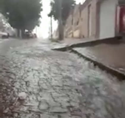 [Vídeo] Alerta para forte chuva deve durar até hoje em Palmeira dos Índios