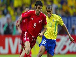 Ele fez o gol mais rápido das Copas do Mundo, foi perseguido e hoje é Uber nos EUA