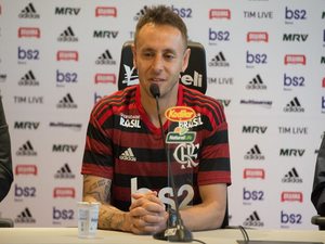 Mesmo feliz no Fla, Rafinha se coloca à disposição do Bayern