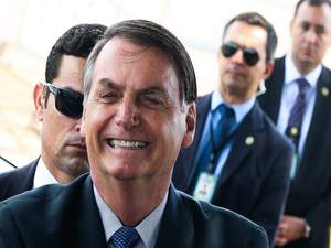 Bolsonaro veta desconto na conta de energia de igrejas
