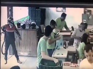 Inexperiente? Ladrão desiste de assalto ao ser ignorado pelas vítimas