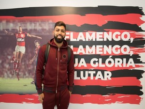 Com o futuro definido, Gabigol desembarcou no Rio de Janeiro