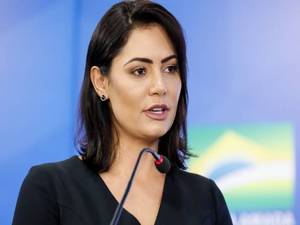 Michelle Bolsonaro passou por cirurgia para troca de prótese