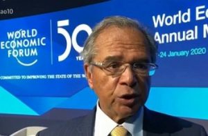 Guedes elogia dólar alto: “Doméstica estava indo pra Disney; uma festa danada”